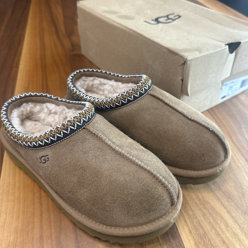 Chestnut UGG Tasman slippers w/Box